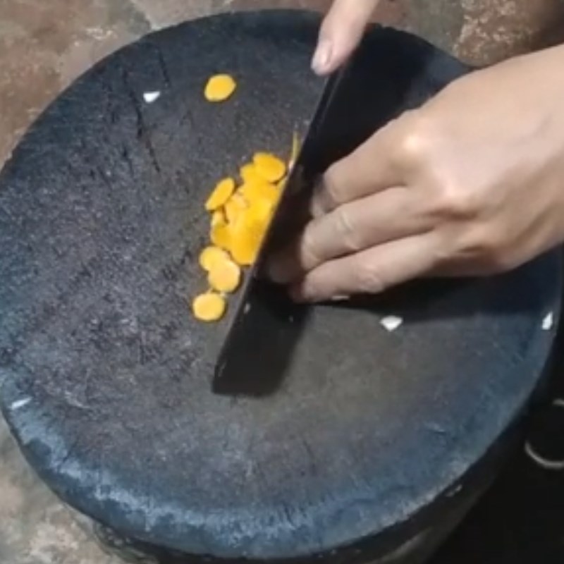 Bước 3 Sơ chế các nguyên liệu khác Cá trê kho dưa chua