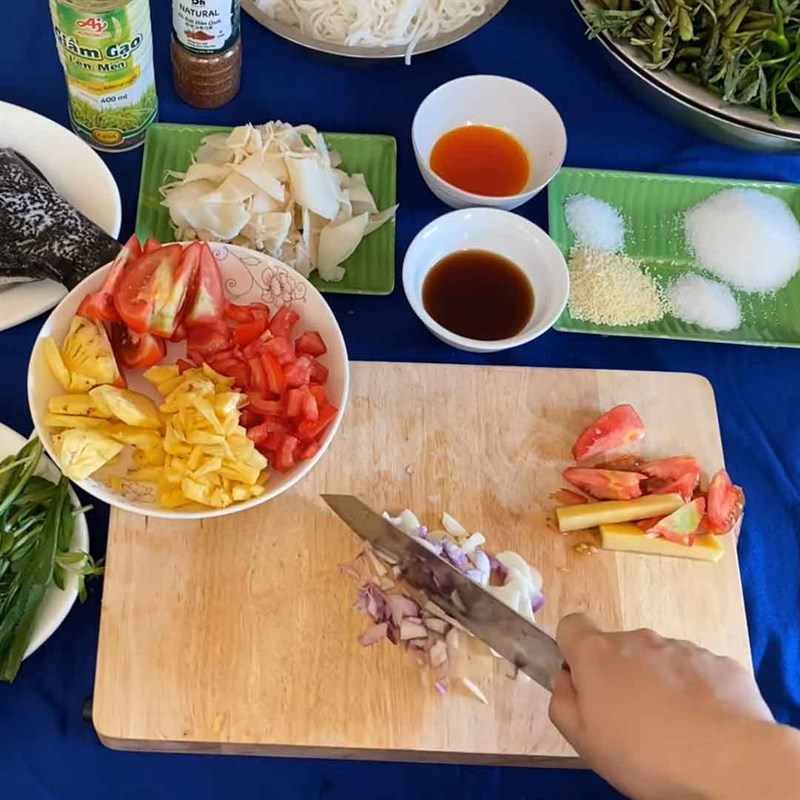 Bước 2 Sơ chế các nguyên liệu khác Lẩu cá mú măng chua