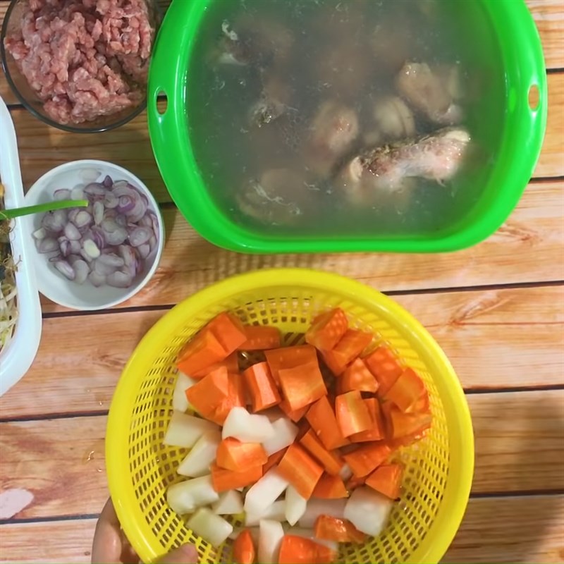 Bước 2 Sơ chế các nguyên liệu khác Nui giò heo thịt băm
