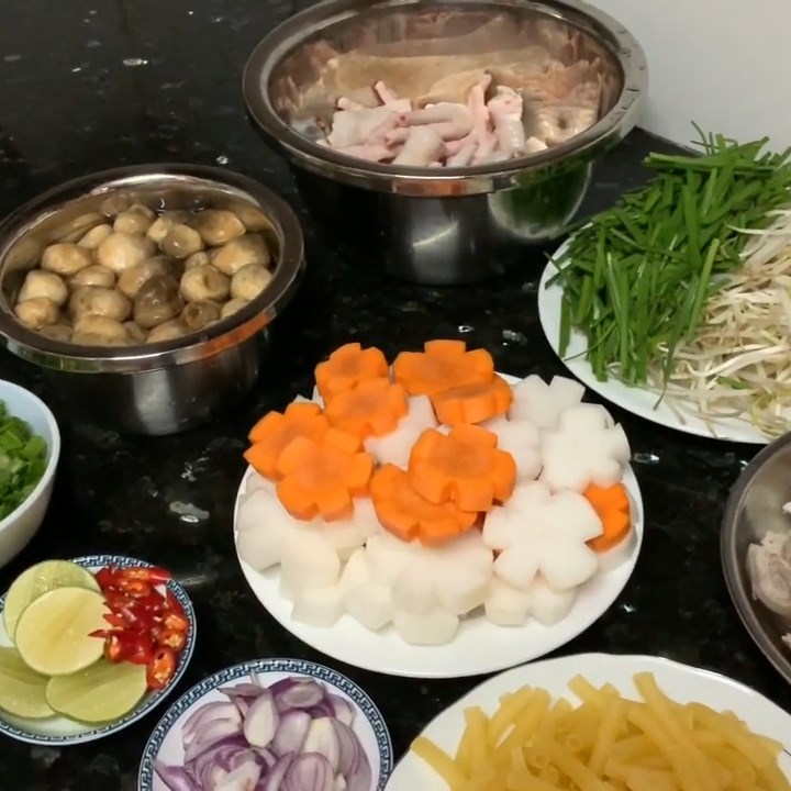 Bước 2 Sơ chế các nguyên liệu khác Nui xương heo chân gà