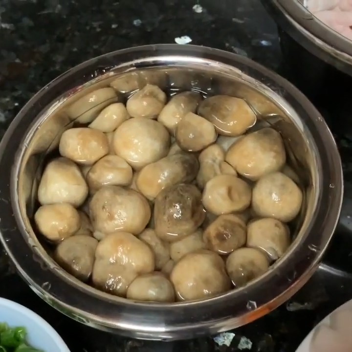 Bước 2 Sơ chế các nguyên liệu khác Nui xương heo chân gà