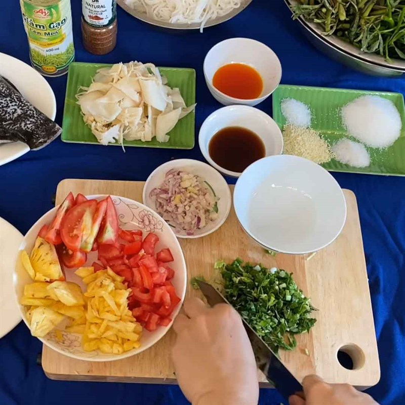 Bước 2 Sơ chế các nguyên liệu khác Lẩu cá mú măng chua