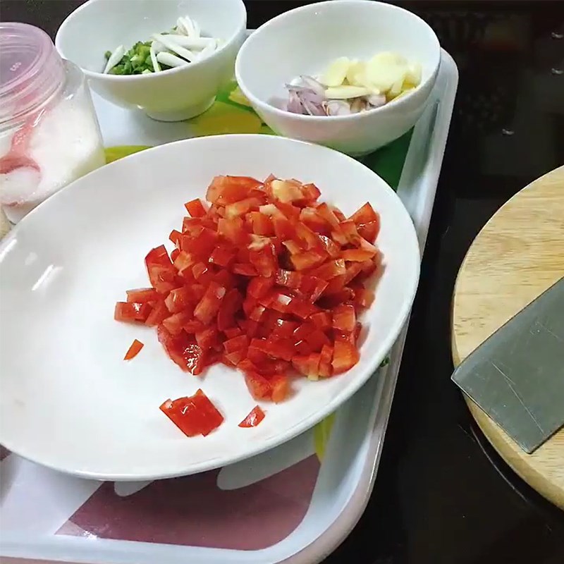 Bước 2 Sơ chế các nguyên liệu khác Cá basa kho cà chua