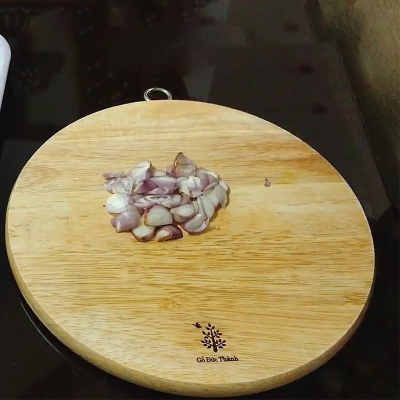 Bước 2 Sơ chế các nguyên liệu khác Cá basa kho cà chua