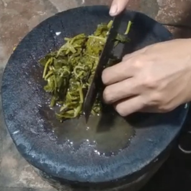 Bước 3 Sơ chế các nguyên liệu khác Cá trê kho dưa chua