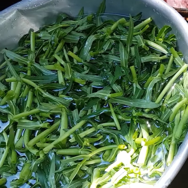 Bước 1 Sơ chế các nguyên liệu khác Thịt trâu xào rau ngổ