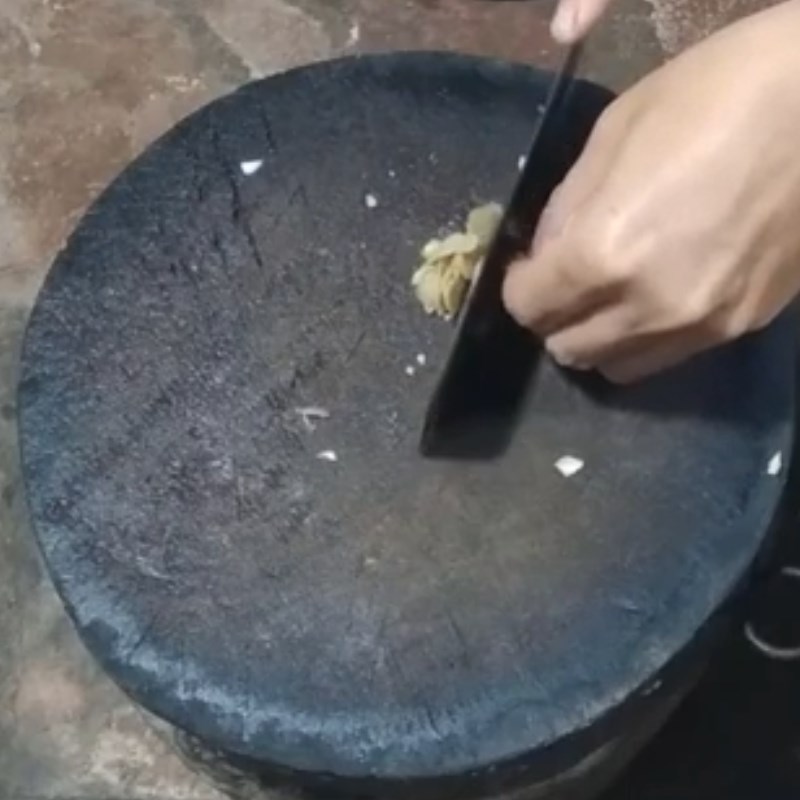 Bước 3 Sơ chế các nguyên liệu khác Cá trê kho dưa chua