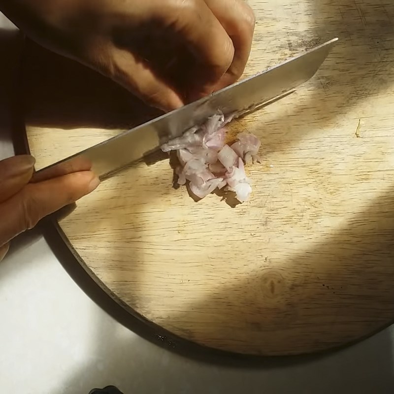 Bước 2 Sơ chế các nguyên liệu khác Cá chạch kho sả nghệ