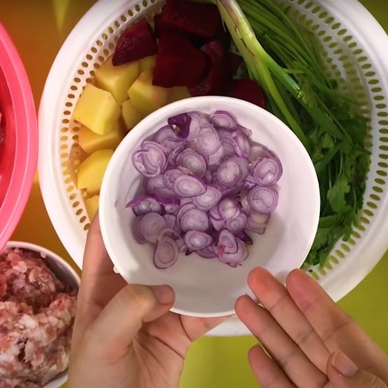 Bước 2 Sơ chế các nguyên liệu khác Nui sườn heo rau củ