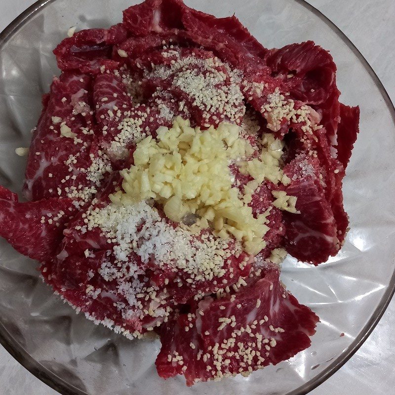 Bước 2 Ướp thịt bò Bò nhúng nước dừa lá khổ qua rừng (công thức được chia sẻ từ người dùng)