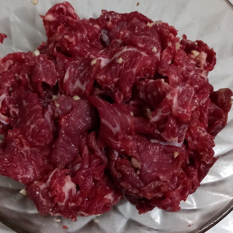 Bước 2 Ướp thịt bò Bò nhúng nước dừa lá khổ qua rừng (công thức được chia sẻ từ người dùng)