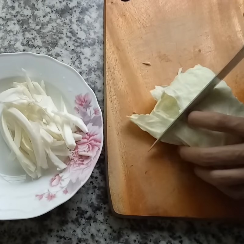 Bước 2 Sơ chế các nguyên liệu khác Bánh canh bột xắt thịt gà