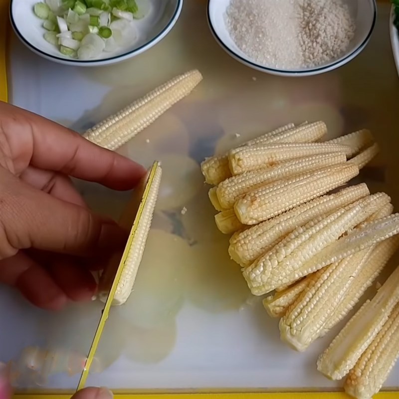 Bước 2 Sơ chế các nguyên liệu khác Mì xào giòn chay bắp non