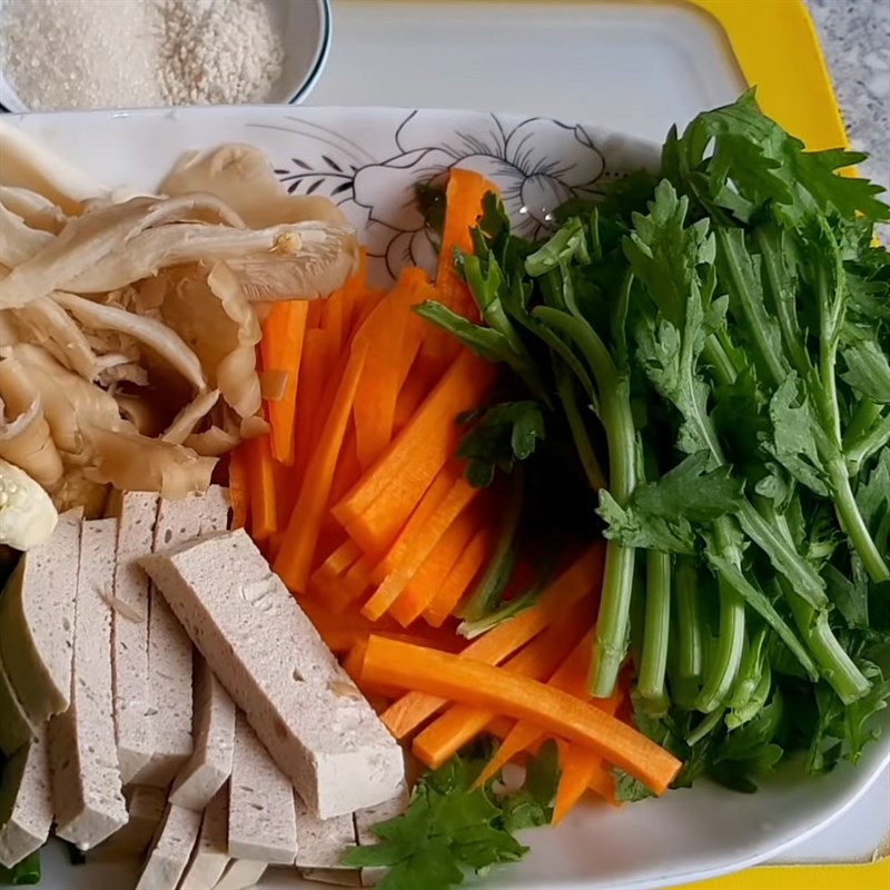 Bước 2 Sơ chế các nguyên liệu khác Mì xào giòn chay bắp non