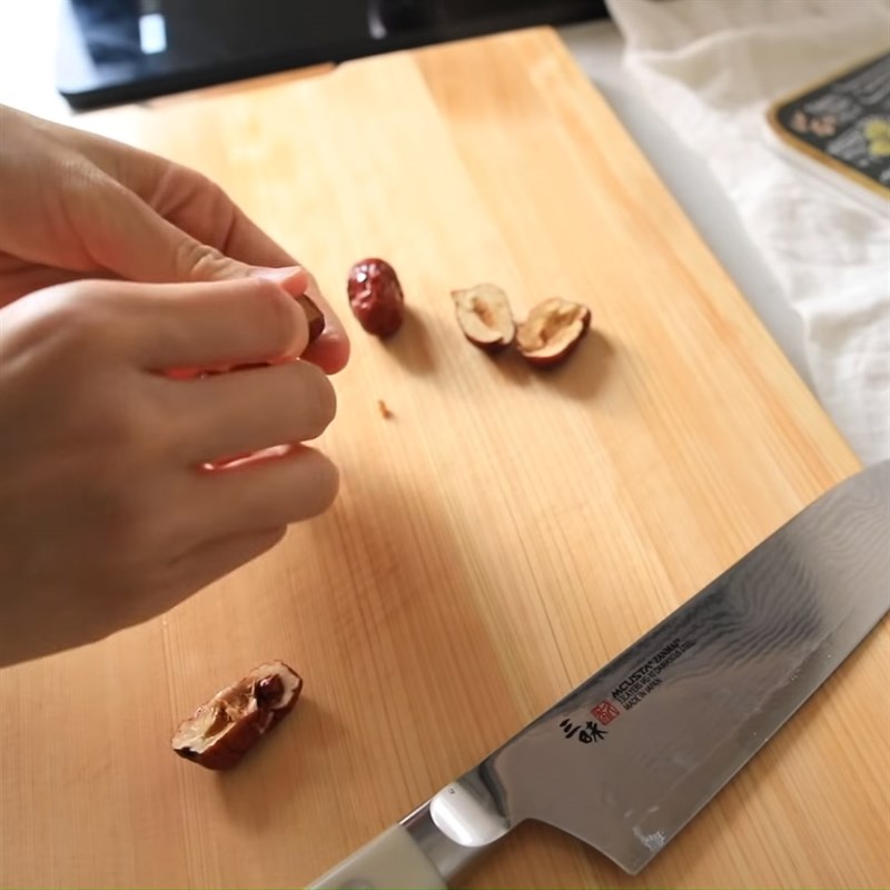 Bước 2 Sơ chế các nguyên liệu khác Mì gà nấm