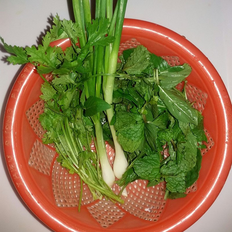 Bước 2 Sơ chế các nguyên liệu khác Gỏi (nộm) đu đủ tai heo