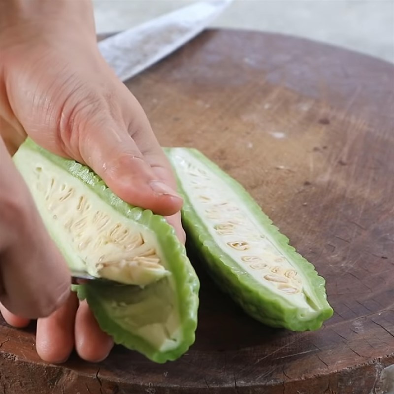 Bước 2 Sơ chế các nguyên liệu khác Canh gà khổ qua