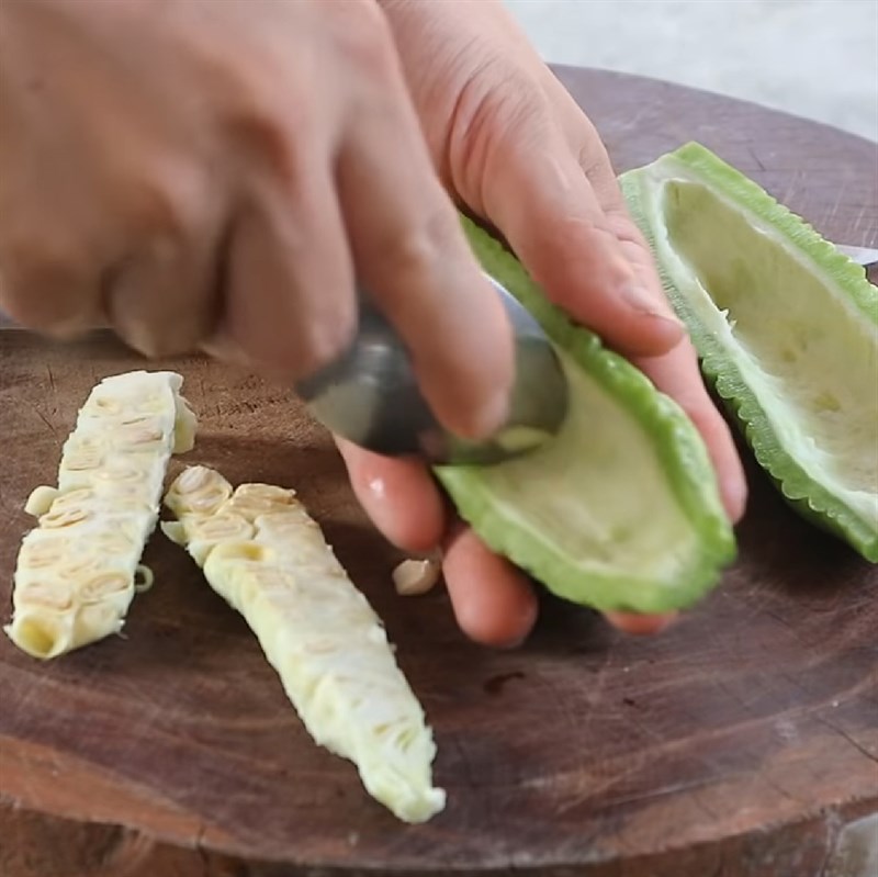 Bước 2 Sơ chế các nguyên liệu khác Canh gà khổ qua