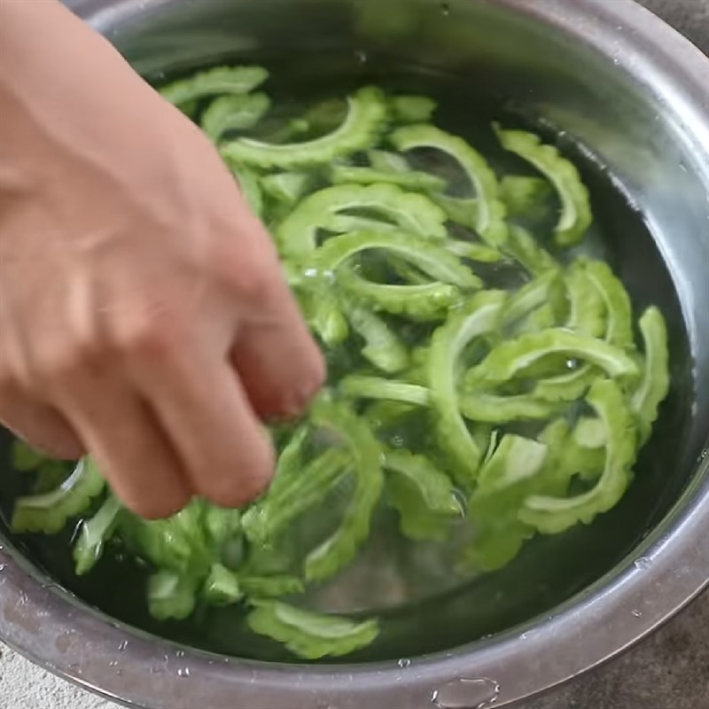 Bước 2 Sơ chế các nguyên liệu khác Canh gà khổ qua
