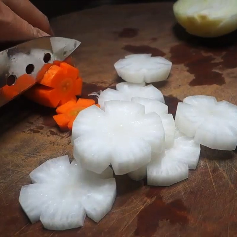 Bước 2 Sơ chế các nguyên liệu khác Bún cá cam