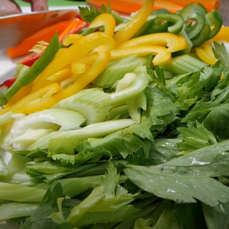 Bước 3 Sơ chế các nguyên liệu khác Mì xào gà chua cay