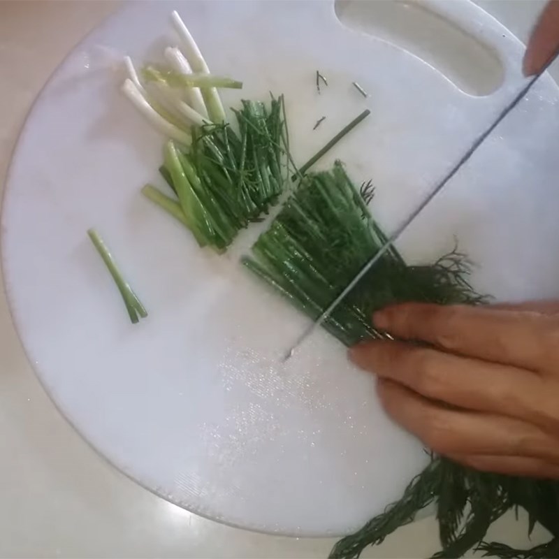 Bước 2 Sơ chế các nguyên liệu khác Cá chép kho củ cải trắng