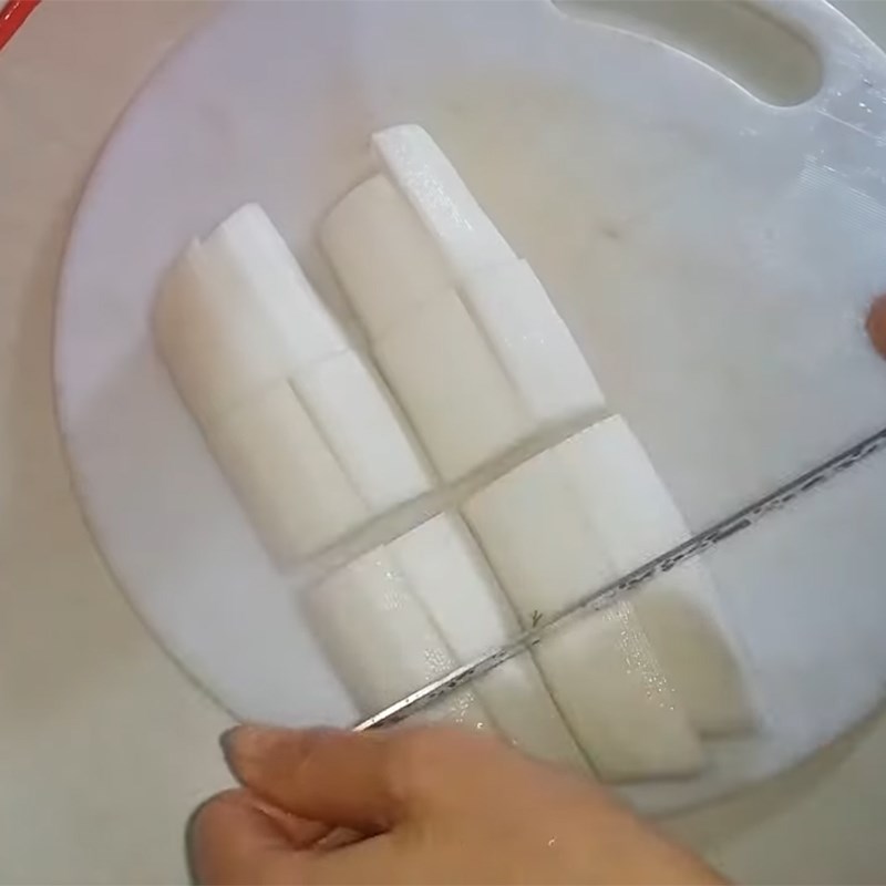 Bước 2 Sơ chế các nguyên liệu khác Cá chép kho củ cải trắng