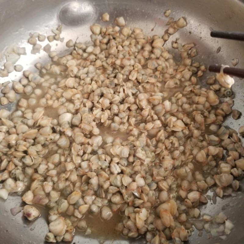 Bước 2 Xào hến Canh bầu nấu hến