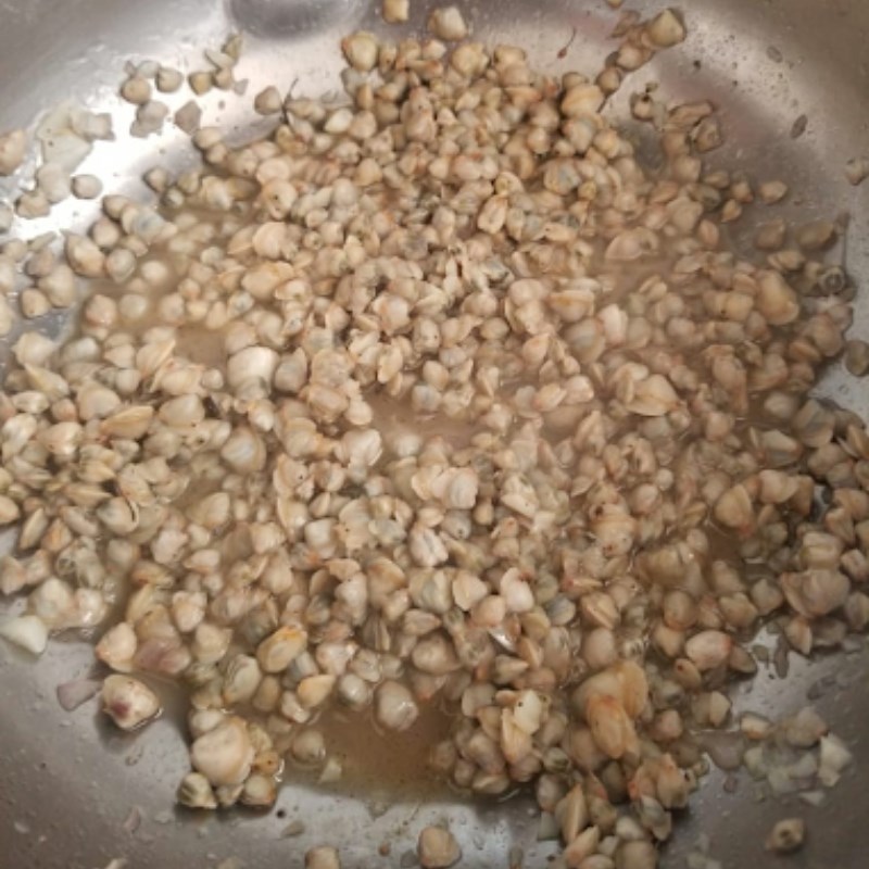 Bước 2 Xào hến Canh bầu nấu hến