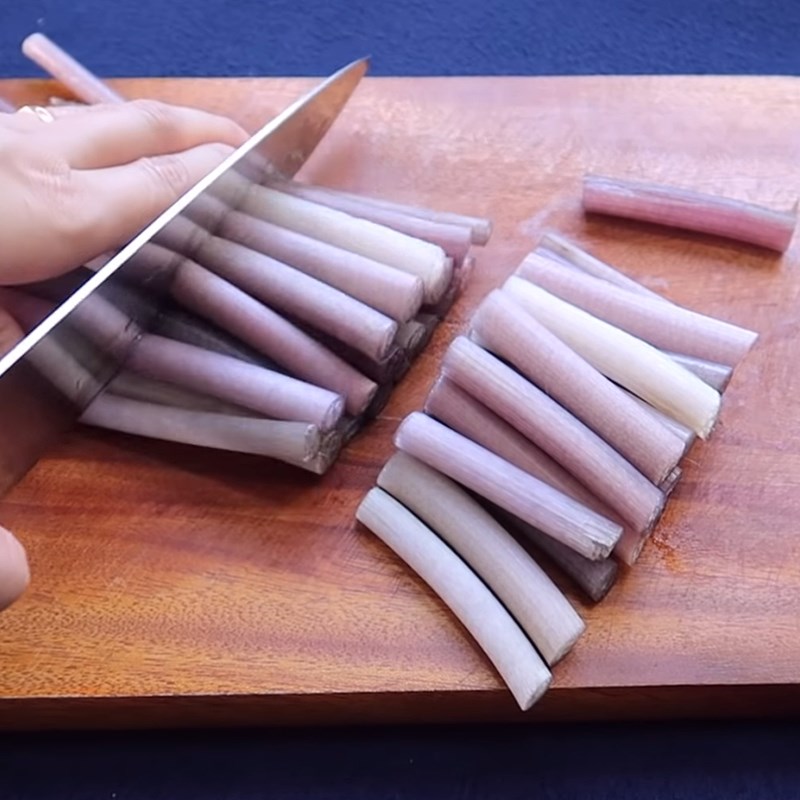 Bước 2 Sơ chế các nguyên liệu khác Canh chua cá thác lác