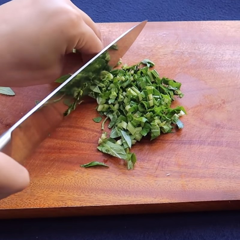 Bước 2 Sơ chế các nguyên liệu khác Canh chua cá thác lác