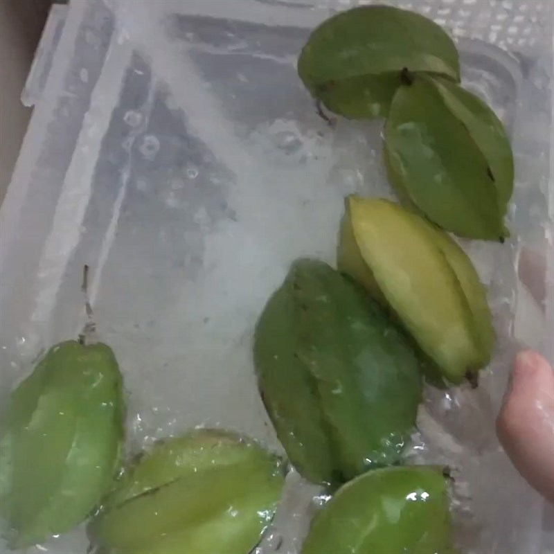 Bước 2 Sơ chế các nguyên liệu khác Cá chép kho khế