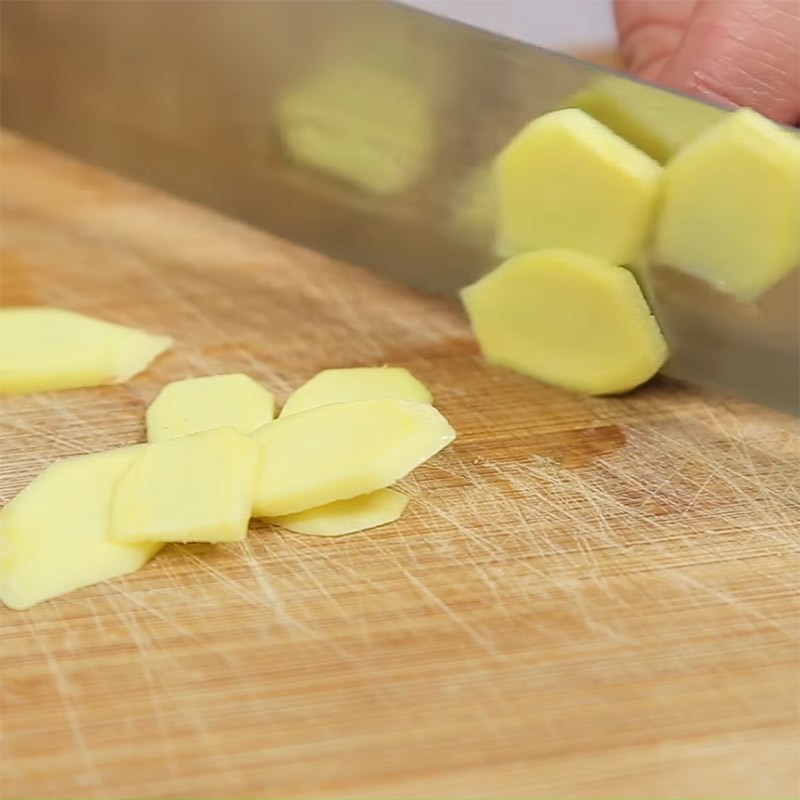 Bước 2 Sơ chế các nguyên liệu khác Cá chép kho măng chua