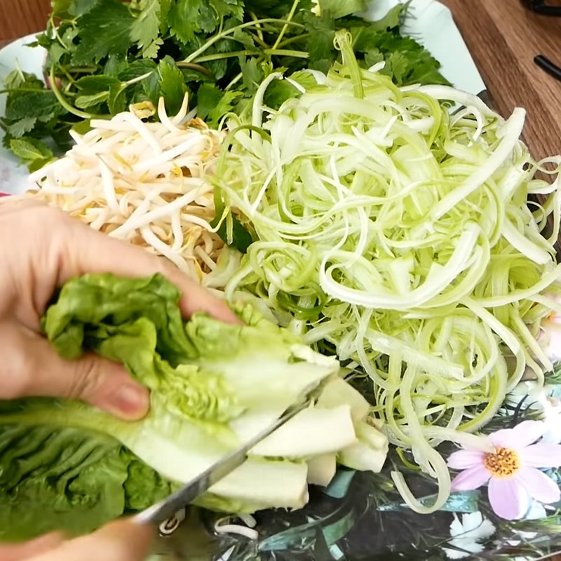 Bước 2 Sơ chế các nguyên liệu khác. Bún riêu cua bằng cua hộp