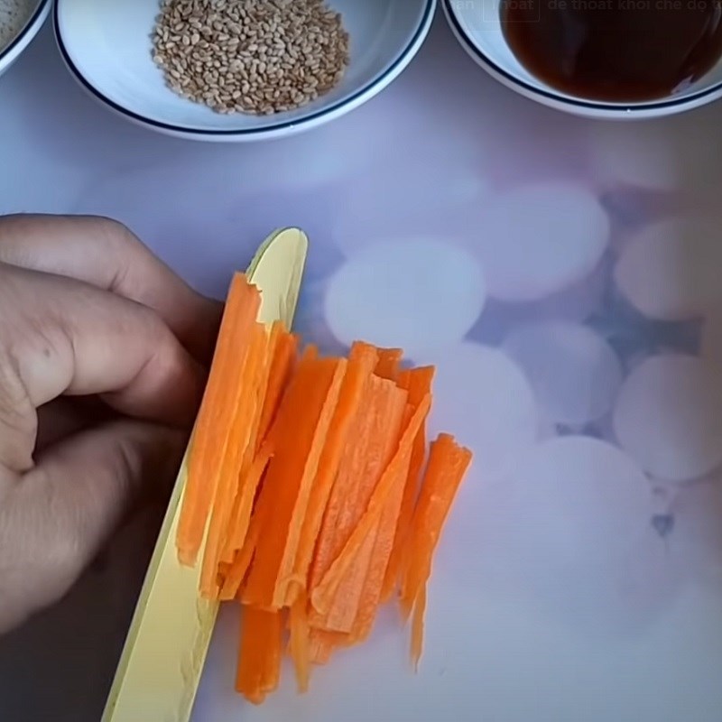 Bước 2 Sơ chế các nguyên liệu khác Nui xào sườn non chay