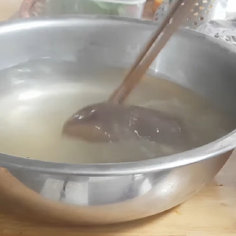 Bước 1 Sơ chế các nguyên liệu và trụng sơ dưa mắm Dưa mắm trộn thịt ba rọi