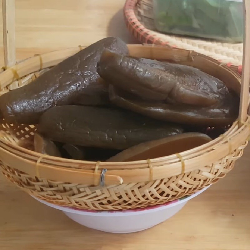 Bước 1 Sơ chế các nguyên liệu và trụng sơ dưa mắm Dưa mắm trộn thịt ba rọi