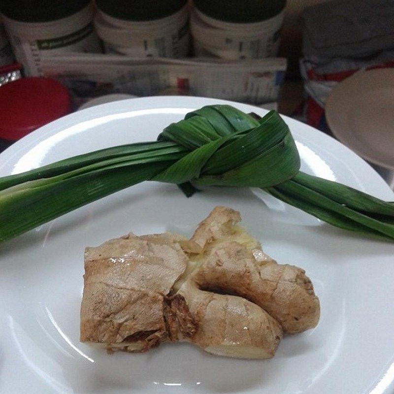 Bước 1 Sơ chế các nguyên liệu Chè viên thanh long bọc nhãn
