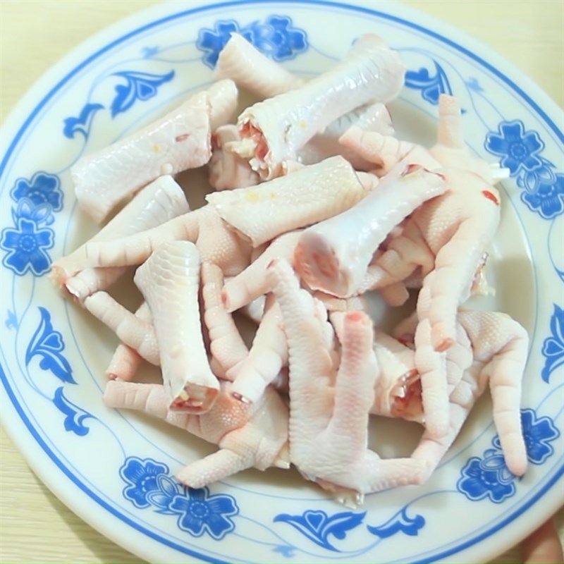 Bước 1 Sơ chế chân gà Chân gà kho sả ớt