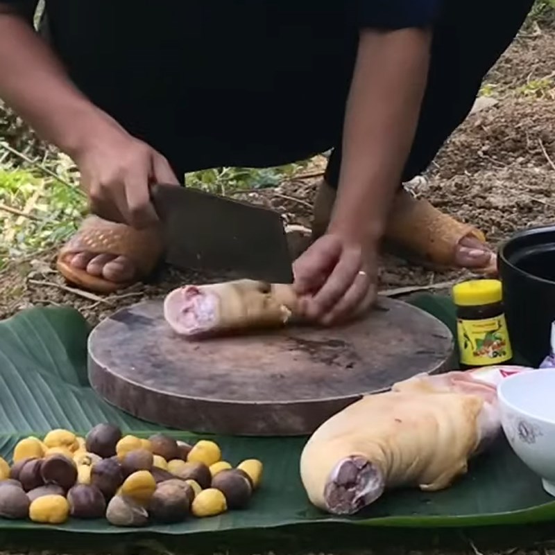 Bước 1 Sơ chế chân giò Chân giò hầm hạt dẻ