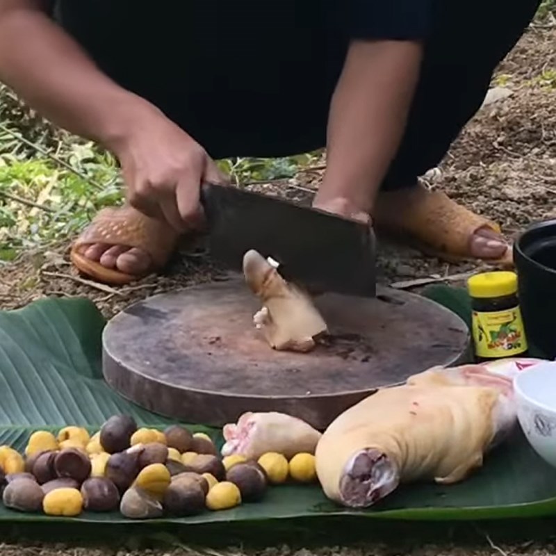 Bước 1 Sơ chế chân giò Chân giò hầm hạt dẻ