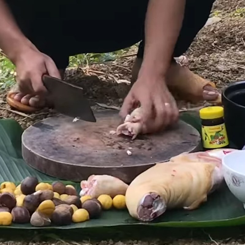 Bước 1 Sơ chế chân giò Chân giò hầm hạt dẻ