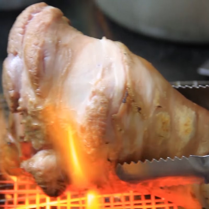Bước 1 Sơ chế chân giò Chân giò hầm tóc tiên