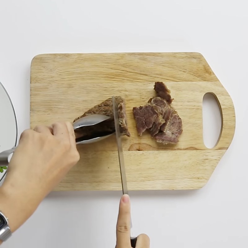 Bước 1 Sơ chế chân giò, nạm bò Bún bò Huế