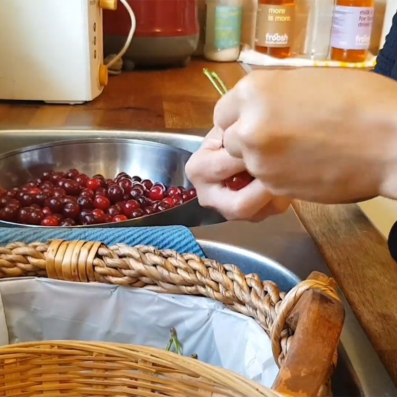 Bước 1 Sơ chế cherry Nước ép cherry rim