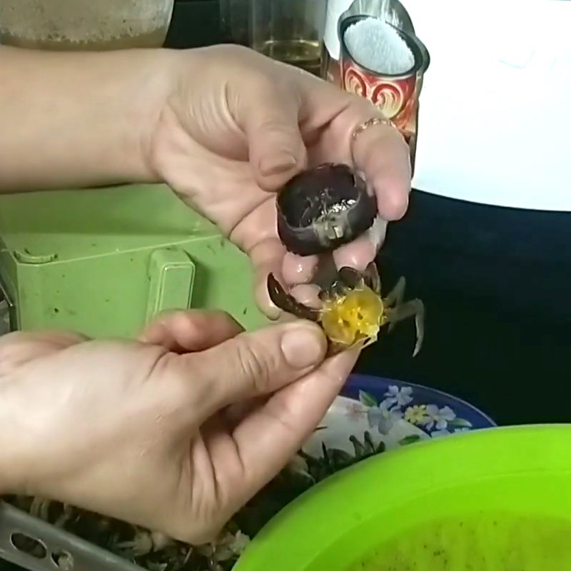 Bước 1 Sơ chế cua  Bún cua thối - bún mắm cua Gia Lai