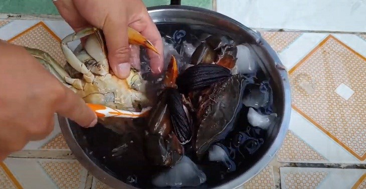 Bước 1 Sơ chế cua Cà ri cua