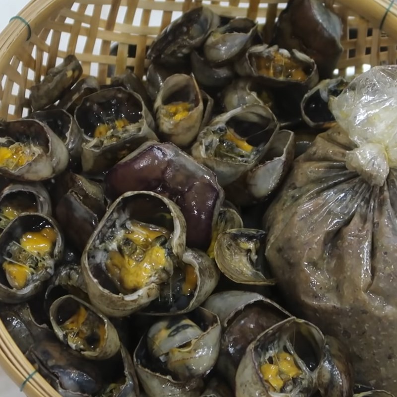 Bước 1 Sơ chế cua đồng Bún riêu cua đồng