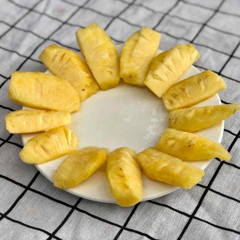 Bước 1 Sơ chế dứa (thơm) Nước ép ổi không đá