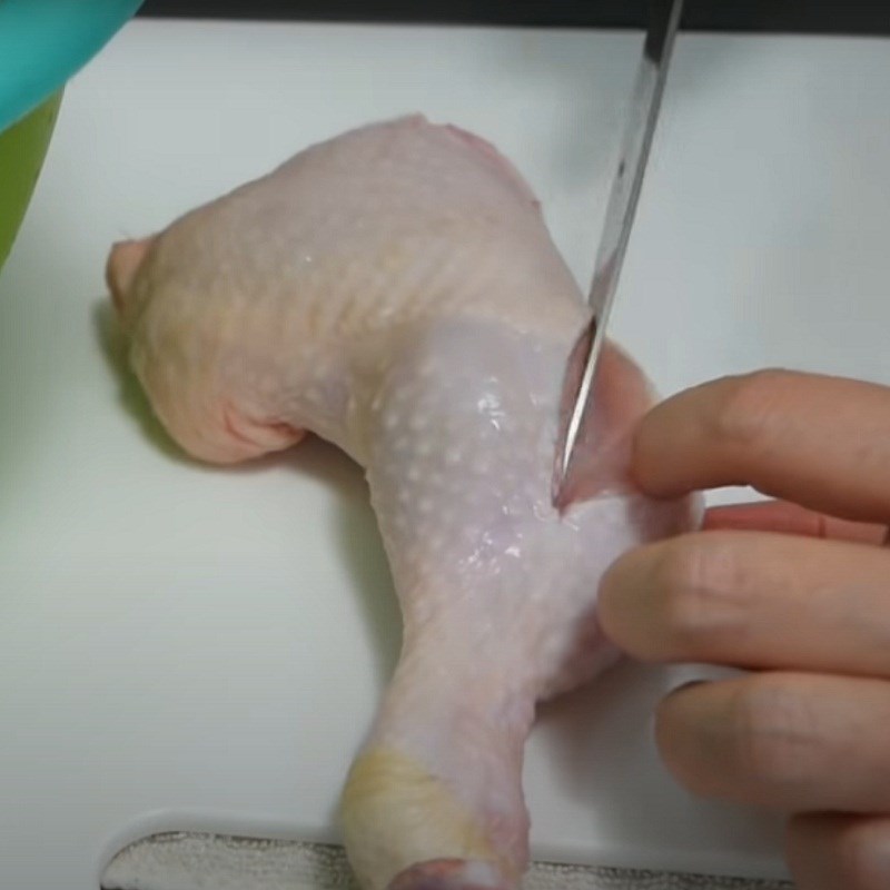 Bước 1 Sơ chế đùi gà và tim gà Mì xào gà chua cay